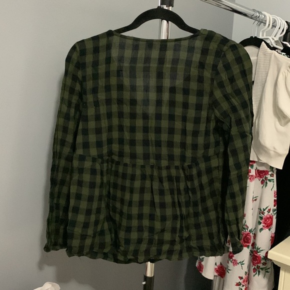 Jade green and black blouse from old navy. With low neck and puff sleeves. - Picture 2 of 5